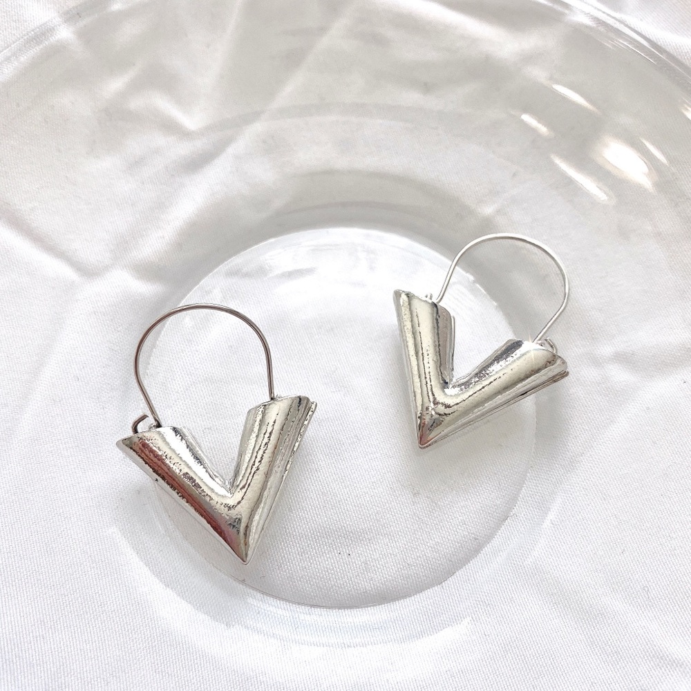 NEW IN! essential V hoop earrings (buy 1 get two free!!!)